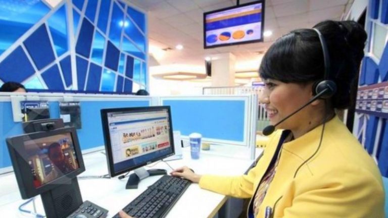 Petugas profesional Call Center BCA 1500888 siap memberikan solusi perbankan bagi nasabah.
